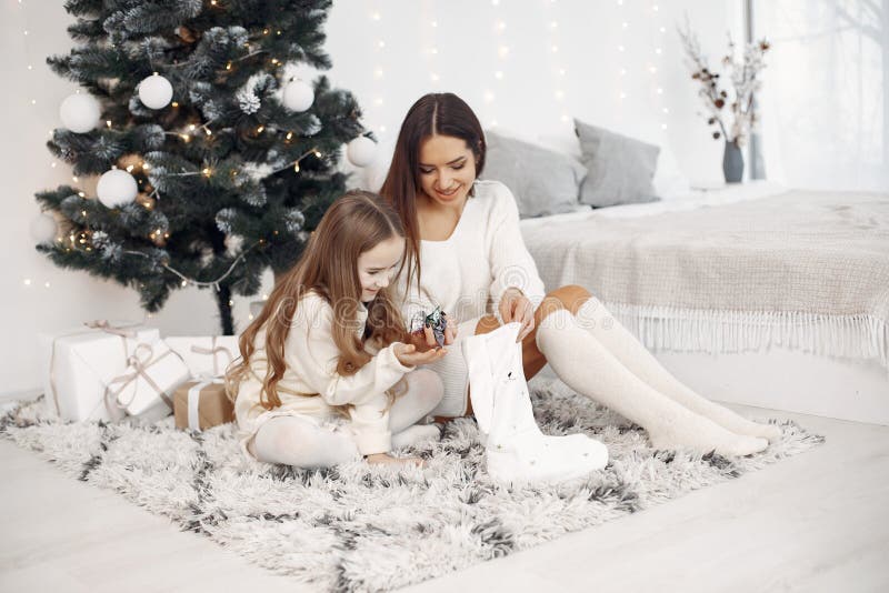 Mutter mit kleiner Tochter zu Hause stockfotos