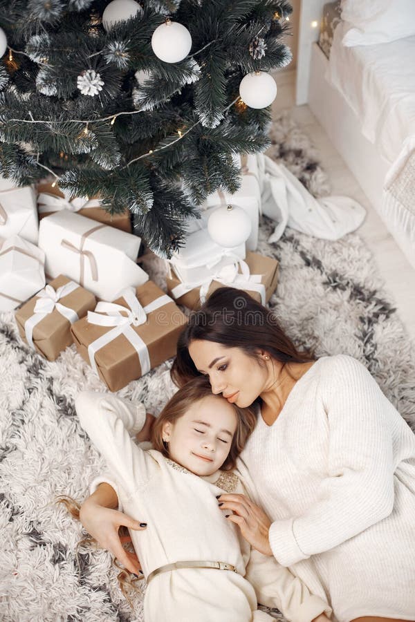 Mutter mit kleiner Tochter zu Hause lizenzfreie stockfotos