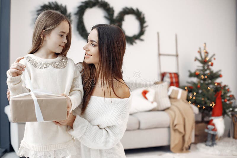 Mutter mit kleiner Tochter zu Hause lizenzfreies stockfoto