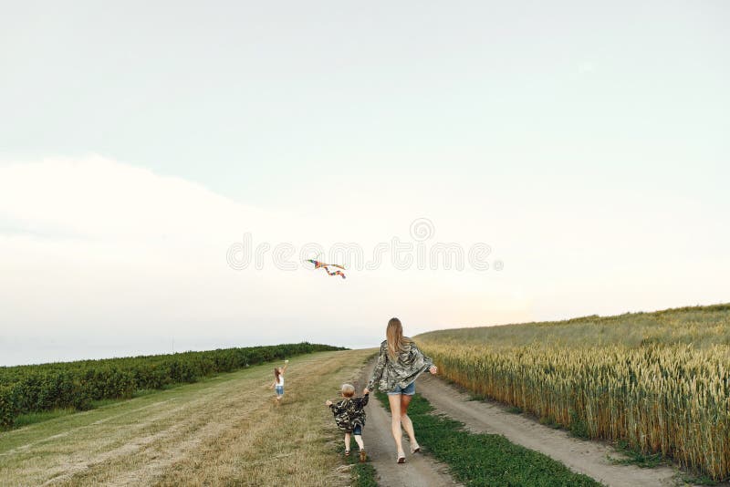 Mutter mit netten kleinen Kindern in einem Sommergebiet lizenzfreies stockbild