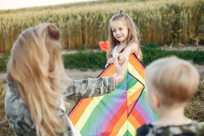Mutter mit netten kleinen Kindern in einem Sommergebiet stockfotografie