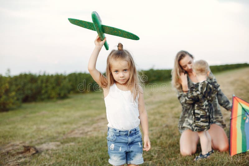 Mutter mit netten kleinen Kindern in einem Sommergebiet stockfoto