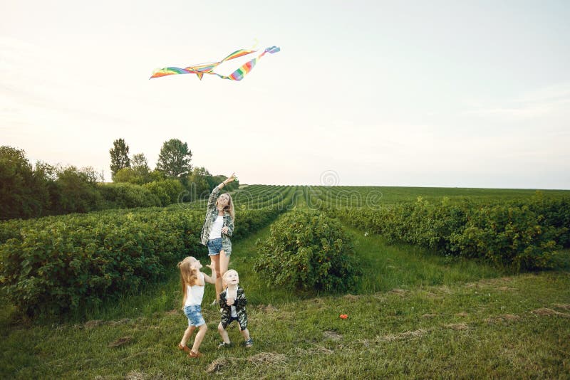 Mutter mit netten kleinen Kindern in einem Sommergebiet lizenzfreies stockbild