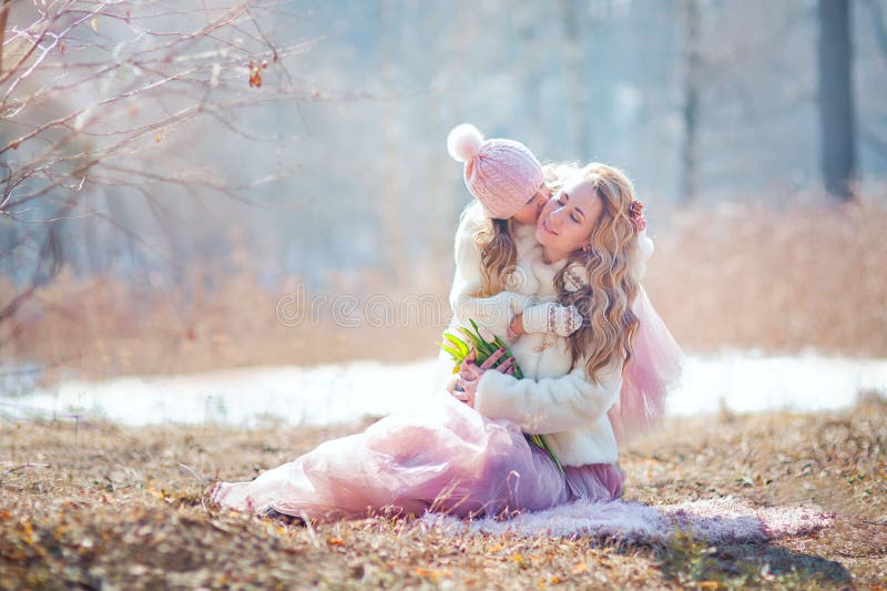 Mutter mit Park der Tochter im Frühjahr lizenzfreie stockbilder Mutter mit Park der Tochter im Frühjahr lizenzfreie stockbilder