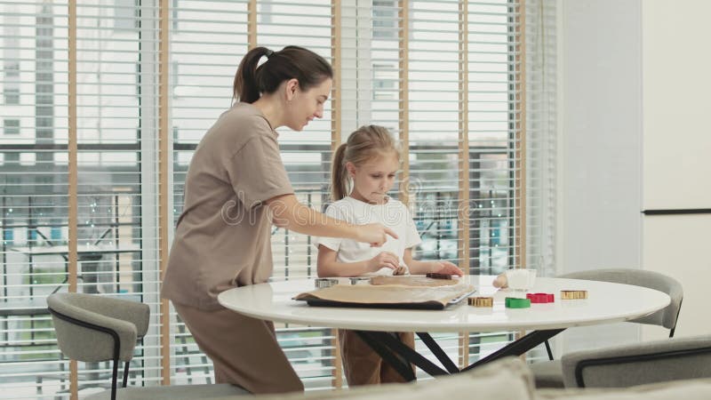 Mutter mit Tochter backen Weihnachtsginger Kekse