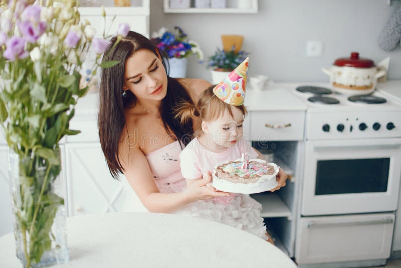 Mutter mit weniger Tochter in einem Raum. Nettes kleines Mädchen mit Mutter. Familie zu Hause. Mutter mit Tochter den Geburtstag feiern