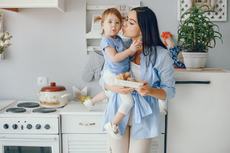 Mutter mit kleiner Tochter im Zimmer lizenzfreie stockbilder