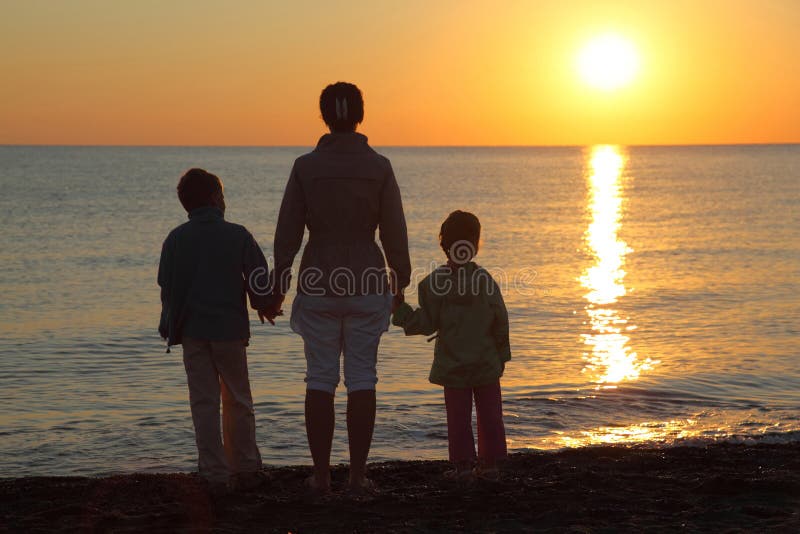 Mutter mit zwei Kindern auf Strand lizenzfreies stockbild Mutter mit zwei Kindern auf Strand lizenzfreies stockbild