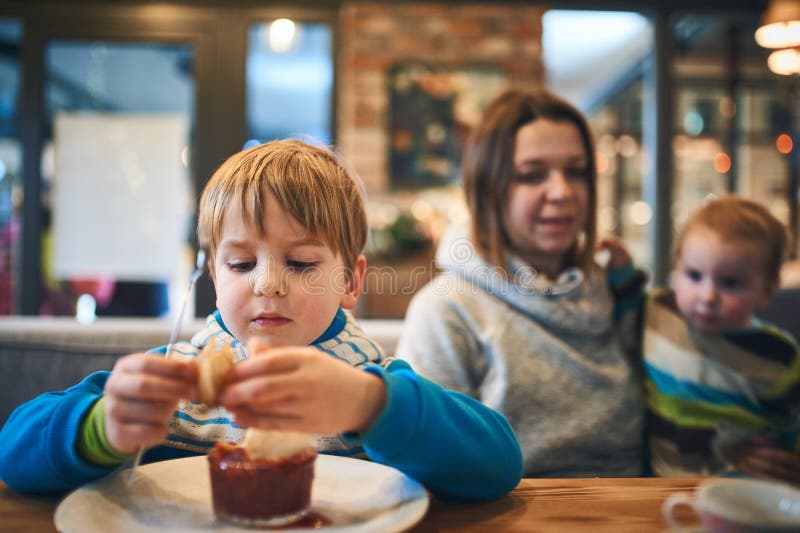 Mutter mit zwei Kindern in Caféwarteauftrag stockfotos Mutter mit zwei Kindern in Caféwarteauftrag stockfotos