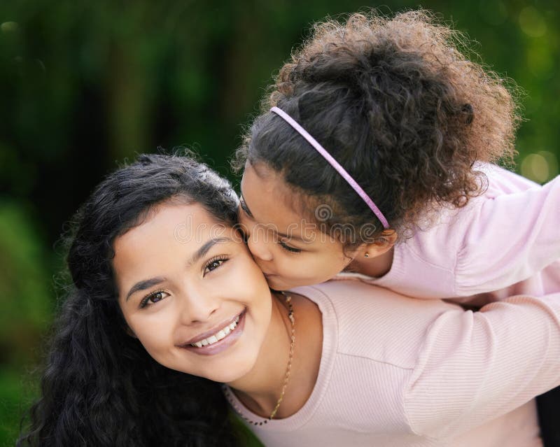 Mutter Mädchen und Verklebung in Portrait mit Piggyback zur Unterstützung der Entwicklung und zusammen. Tochter und spielerisch stockfotografie