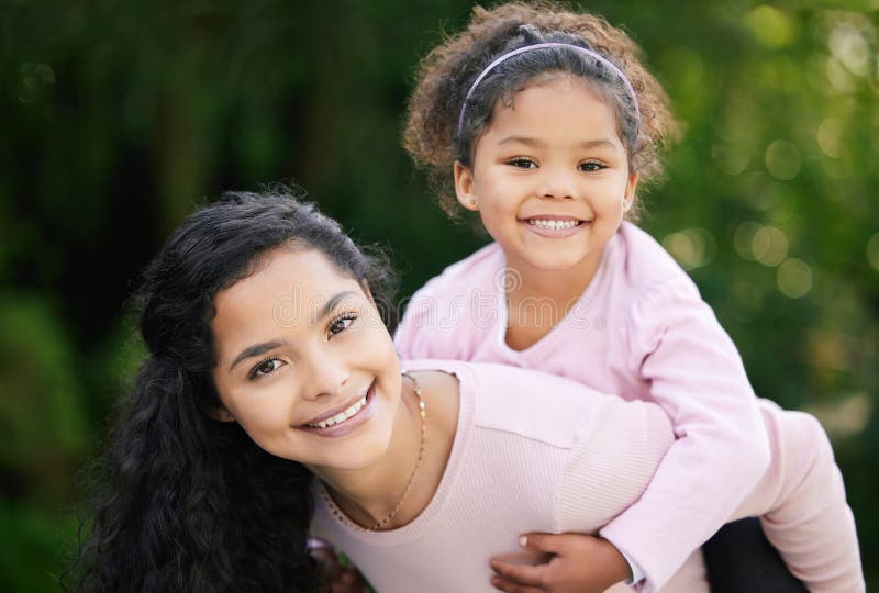 Mutter Mädchen und Verklebung in Portrait mit Piggyback zur Unterstützung der Entwicklung und zusammen. Tochter und spielerisch stockfotos