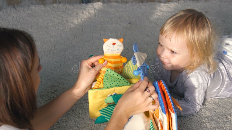 Mutter spielt Puppenspiel mit ihrem kleinen Baby