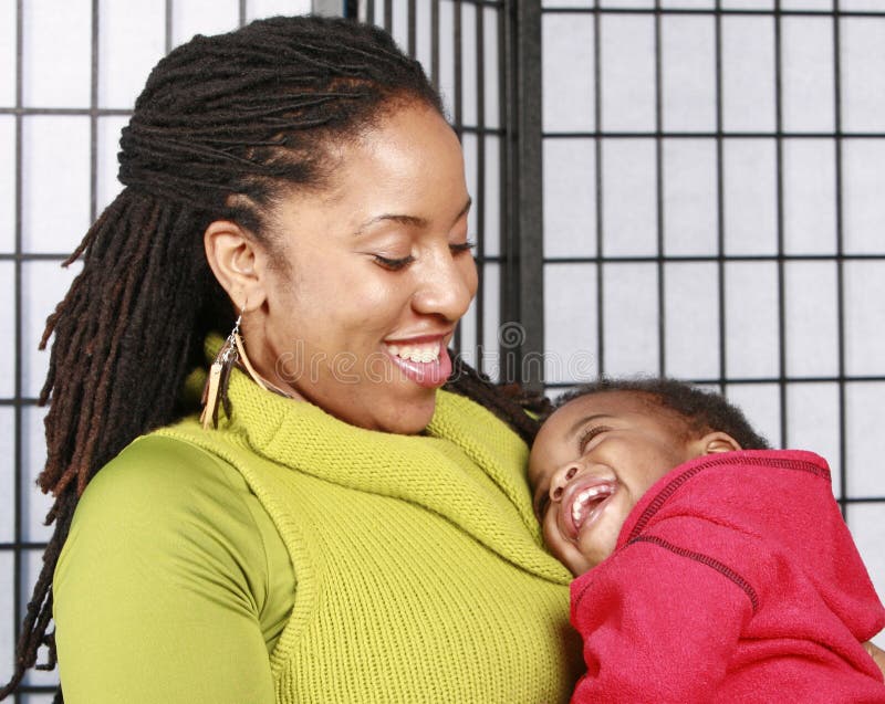 Mutter und glückliches Baby lizenzfreie stockfotografie