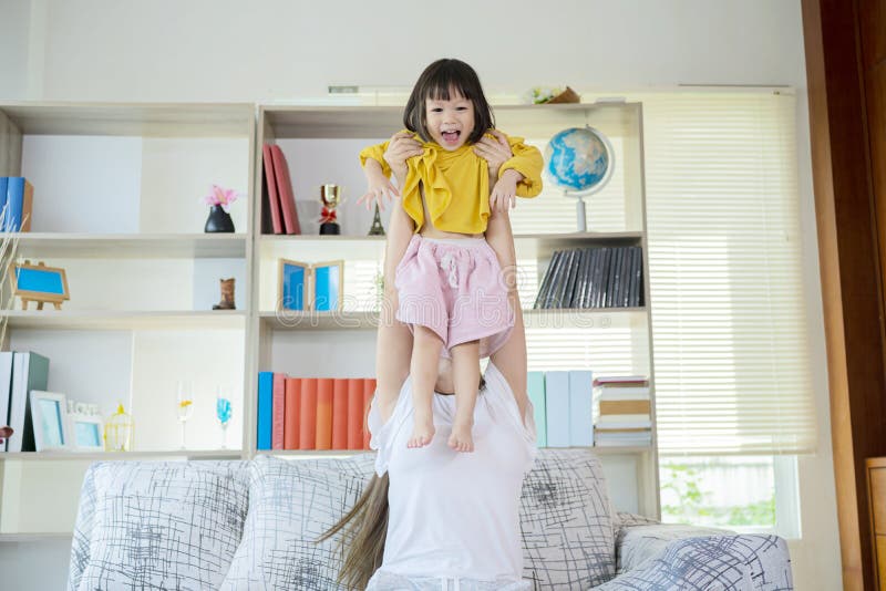 Mutter und ihr Kind, die gemeinsam spielen. Mädchen und Mutter. Mutter und Kind, die die lächelnden umarmenden Spaß hat. stockfoto