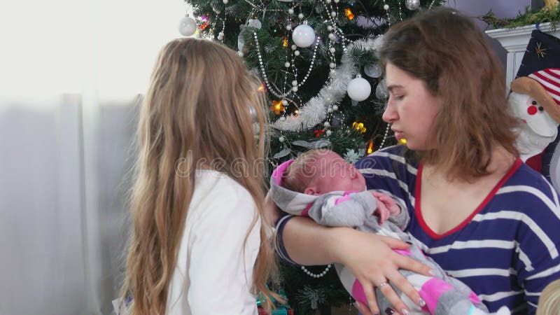 Mutter Und Ihre Töchter in Den Pyjama Unter Dem Weihnachtsbaum Stock Video - Video von vorabend, raum: 203204447->