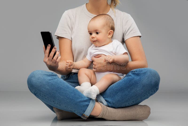 Mutter und Kind, die Smartphone sehen stockfotografie