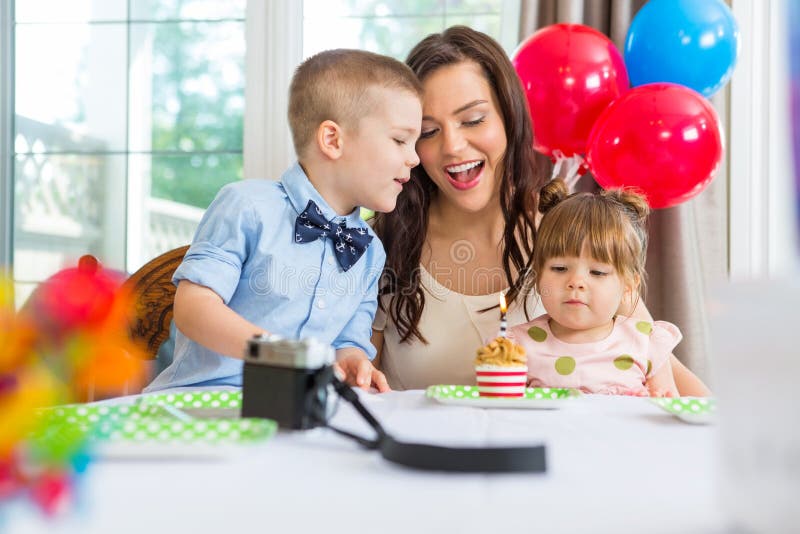 Mutter und Kinder, die Geburtstag feiern stockfoto Mutter und Kinder, die Geburtstag feiern stockfoto