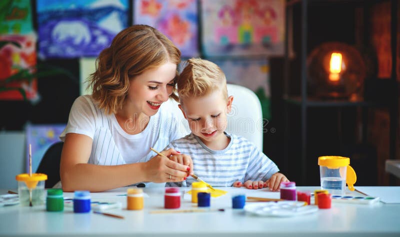 Mutter- und Kindersohnmalerei zeichnet in Kreativität im Kindergarten Mutter- und Kindersohnmalerei zeichnet teilnehmen an Kreati stockfotos Mutter- und Kindersohnmalerei zeichnet in Kreativität im Kindergarten Mutter- und Kindersohnmalerei zeichnet teilnehmen an Kreati stockfotos