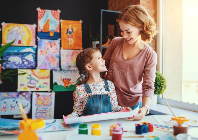 Mutter- und Kindertochtermalerei zeichnet in Kreativität im Kindergarten lizenzfreies stockfoto Mutter- und Kindertochtermalerei zeichnet in Kreativität im Kindergarten lizenzfreies stockfoto