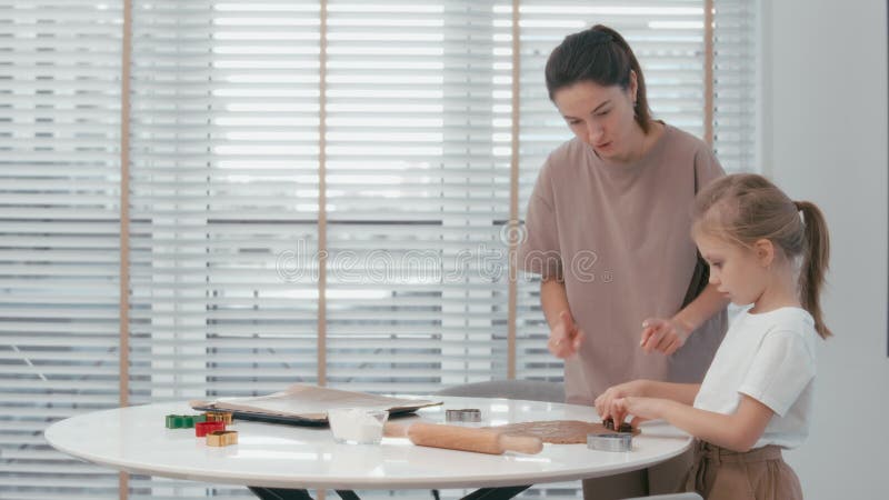 Mutter und kleine Tochter machen Kekse