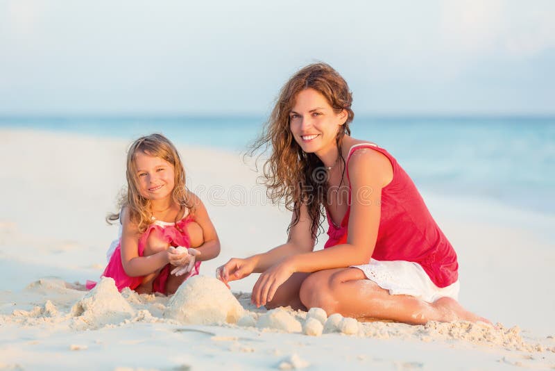 Mutter und kleine Tochter spielen auf dem Strand stockfotos Mutter und kleine Tochter spielen auf dem Strand stockfotos