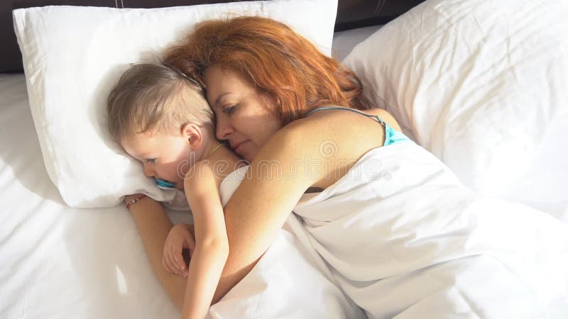 Mutter und kleiner Junge wach morgens im Hotel stock footage