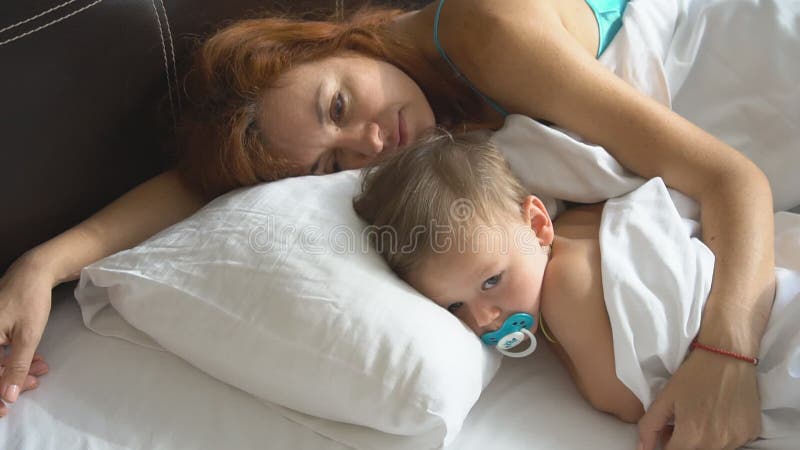 Mutter und kleiner Junge wachten morgens auf stock video