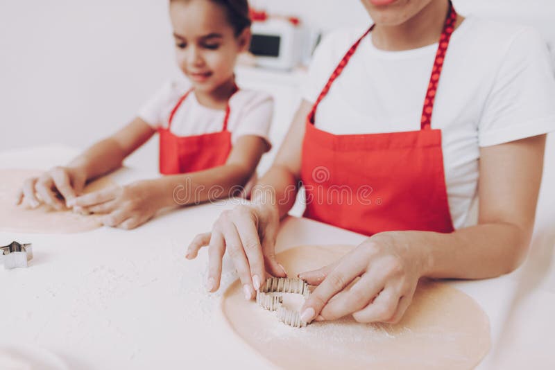 Mutter und Mädchen kochen zusammen mit Teig Backen Sie Kuchen stockbild Mutter und Mädchen kochen zusammen mit Teig Backen Sie Kuchen stockbild