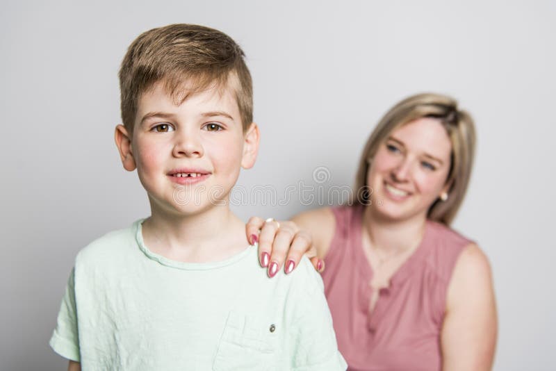 Mutter und Sohn auf weißem Hintergrund des Studios stockbilder