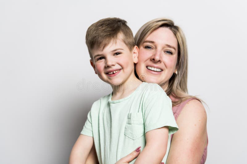 Mutter und Sohn auf weißem Hintergrund des Studios lizenzfreies stockbild