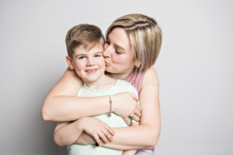 Mutter und Sohn auf weißem Hintergrund des Studios stockfoto
