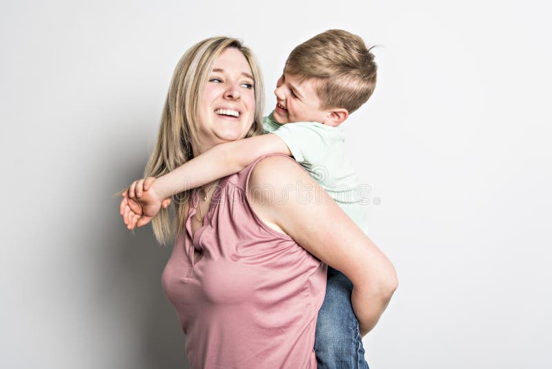 Mutter und Sohn auf weißem Hintergrund des Studios stockfotografie