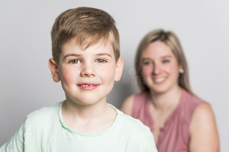 Mutter und Sohn auf weißem Hintergrund des Studios stockfoto