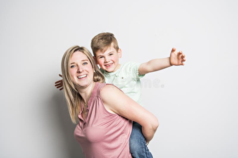 Mutter und Sohn auf weißem Hintergrund des Studios stockfotografie