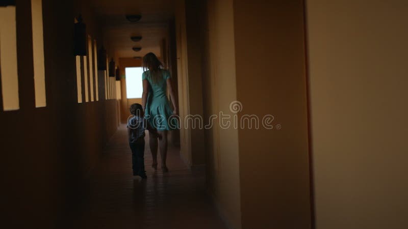 Mutter und Sohn in der Hotelhalle stock video