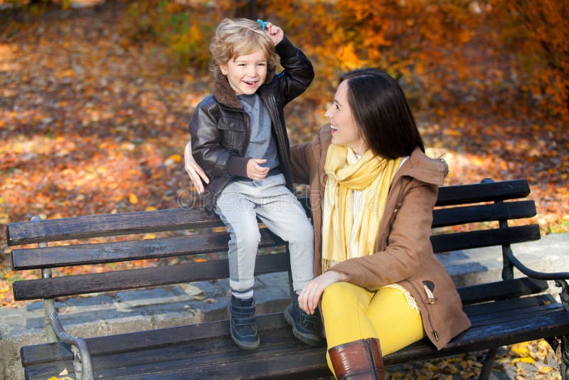 Mutter und Sohn, die im Park genießen lizenzfreie stockfotos Mutter und Sohn, die im Park genießen lizenzfreie stockfotos