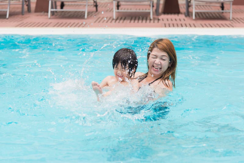 Junge Aktive Mutter Im Swimmingpool Mit Zwei Kindern ...