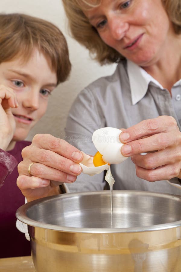 Mutter und Sohn, die Teig zubereiten stockfotos Mutter und Sohn, die Teig zubereiten stockfotos