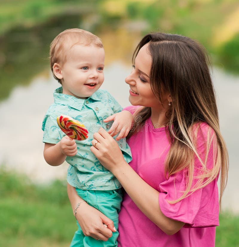 Mutter und Sohn mit Kind im Sommerpark stockfoto Mutter und Sohn mit Kind im Sommerpark stockfoto