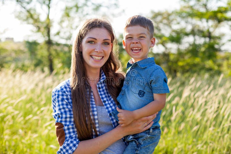Mutter- und Sohnporträt gegen grüne Baumfamilie lizenzfreie stockfotografie Mutter- und Sohnporträt gegen grüne Baumfamilie lizenzfreie stockfotografie