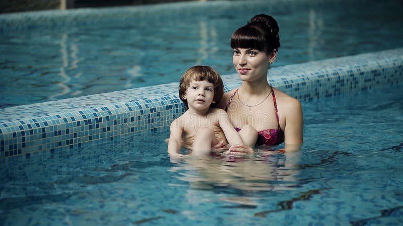 Mutter- und Sohnschwimmen im Pool