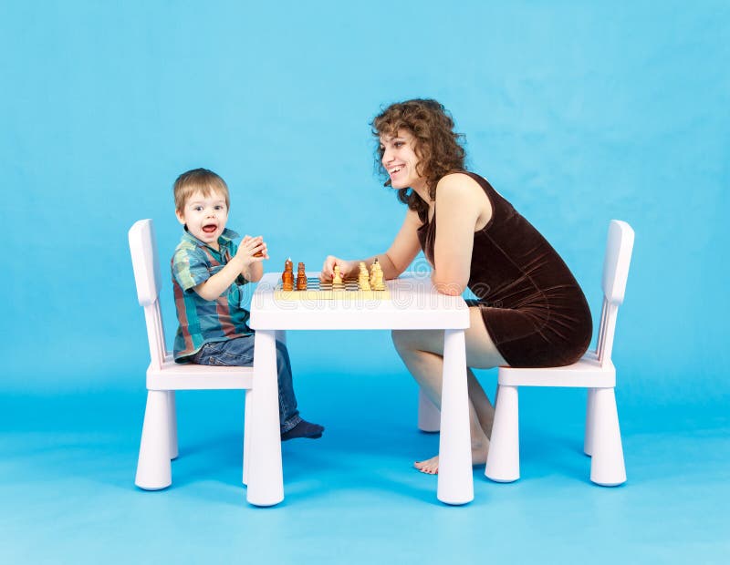 Mutter- und Sohnspielschach Familie und Bildungskonzept stockfotografie Mutter- und Sohnspielschach Familie und Bildungskonzept stockfotografie