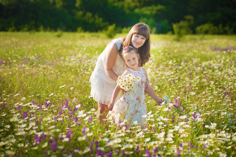 Schone Blondinen Eine Mutter Und Kind Zusammen Stockfoto Bild Von Mutter Unterhalt 44473134