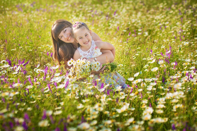 Schone Blondinen Eine Mutter Und Kind Zusammen Stockfoto Bild Von Mutter Unterhalt 44473134