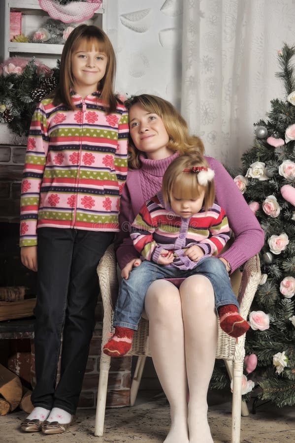 Mutter und Tochter in den bunten gestrickten Strickjacken lizenzfreie stockfotografie