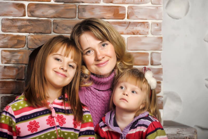 Mutter und Tochter in den bunten gestrickten Strickjacken lizenzfreies stockfoto