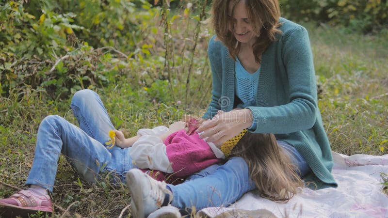 Mutter Und Tochter in Der Natur Lachen Und Küssen Stock Footage - Video von umarmung, schön: 82073740