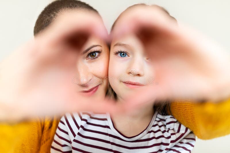 Mutter und Tochter, die durch Liebes-Symbolhandzeichen des Herzens geformtes schauen Familie, Liebe, Zusammengehörigkeitskonzept lizenzfreies stockfoto Mutter und Tochter, die durch Liebes-Symbolhandzeichen des Herzens geformtes schauen Familie, Liebe, Zusammengehörigkeitskonzept lizenzfreies stockfoto