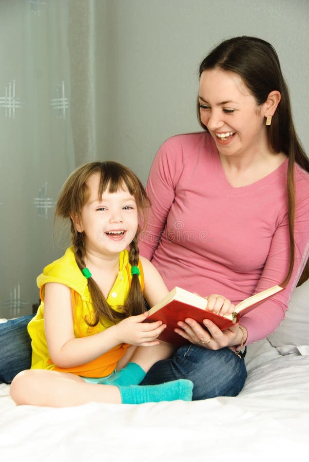 Mutter und Tochter, die ein Buch lesen stockfotografie Mutter und Tochter, die ein Buch lesen stockfotografie