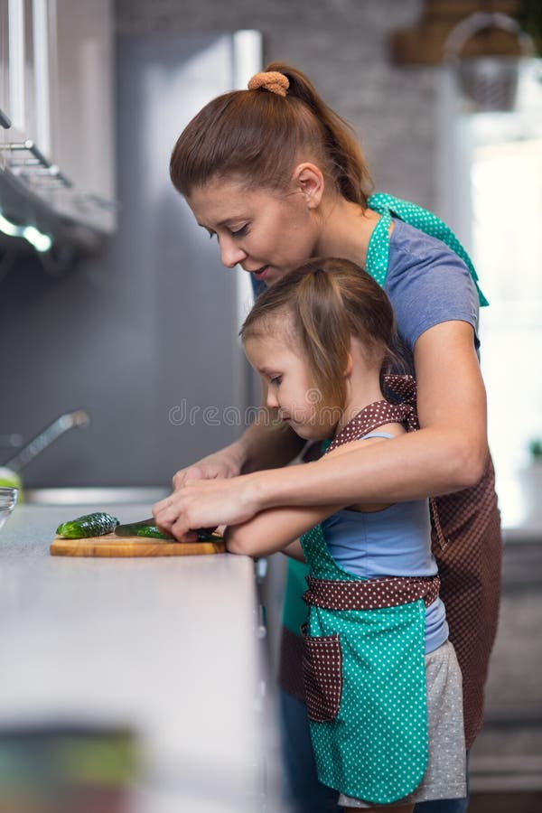 Mutter und Tochter, die eine Salatmahlzeit in der Küche vorbereiten stockbilder Mutter und Tochter, die eine Salatmahlzeit in der Küche vorbereiten stockbilder